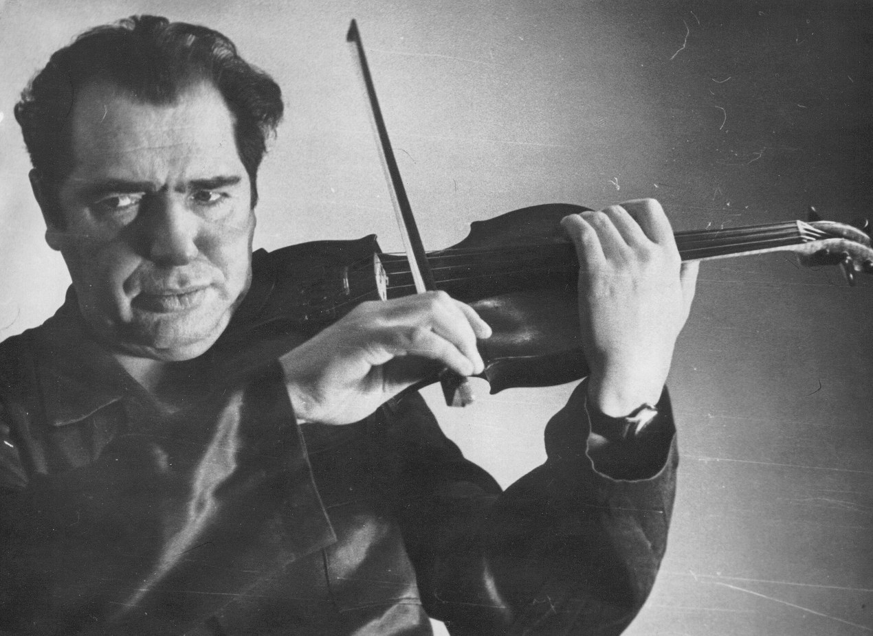 Gheorghe Neaga performing on violin